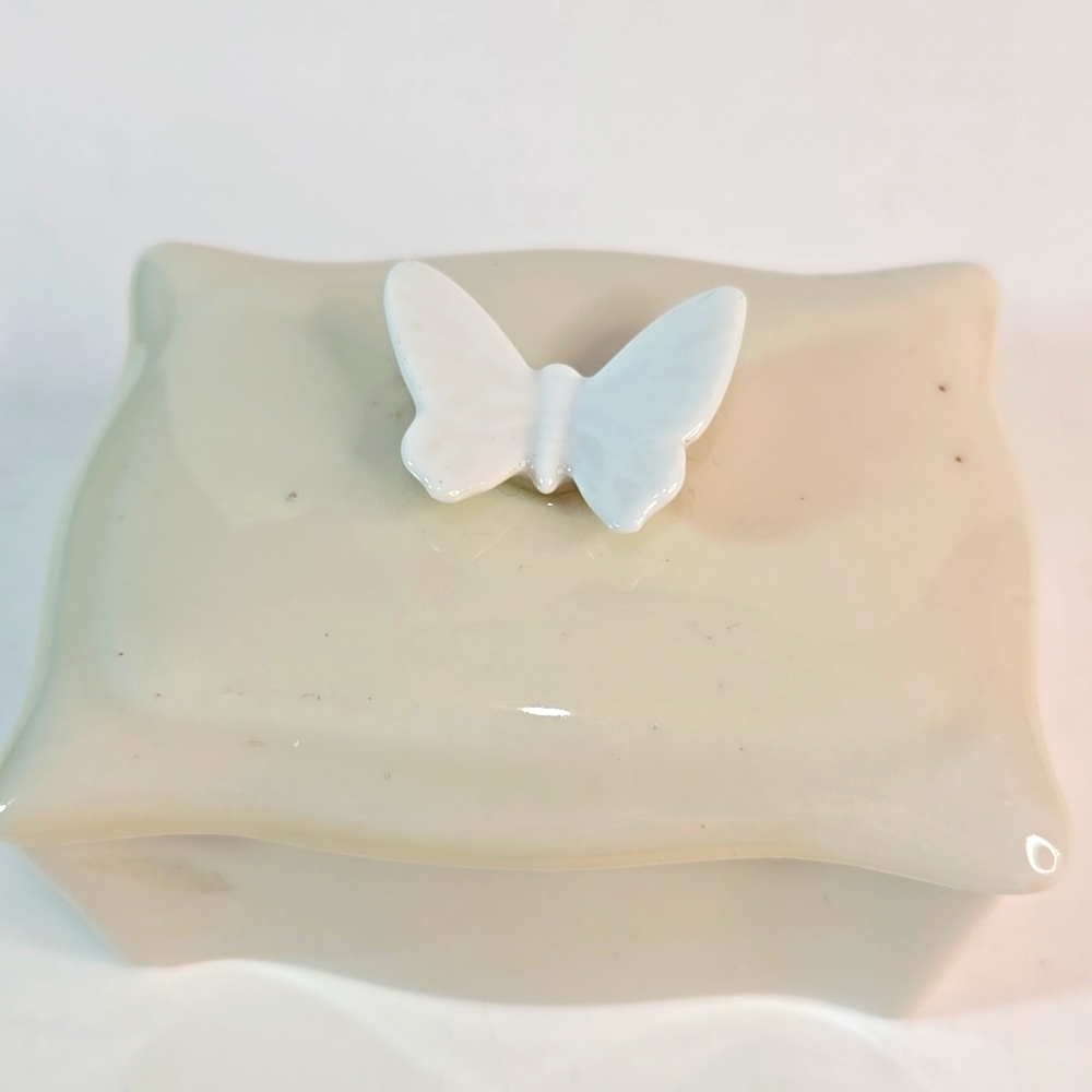 Vintage Irice Trinket Jewely Lidded Porcelain Box Butterfly Shabby Chic Japan
